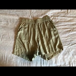 NWOT H&M Green Shorts (Size 6)
